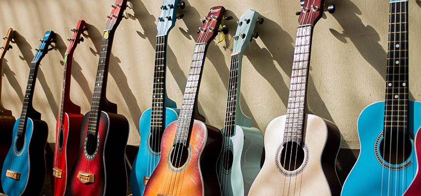 Las 5 mejores guitarras por menos de 400 dólares (2023) Septiembre: músicos que actúan